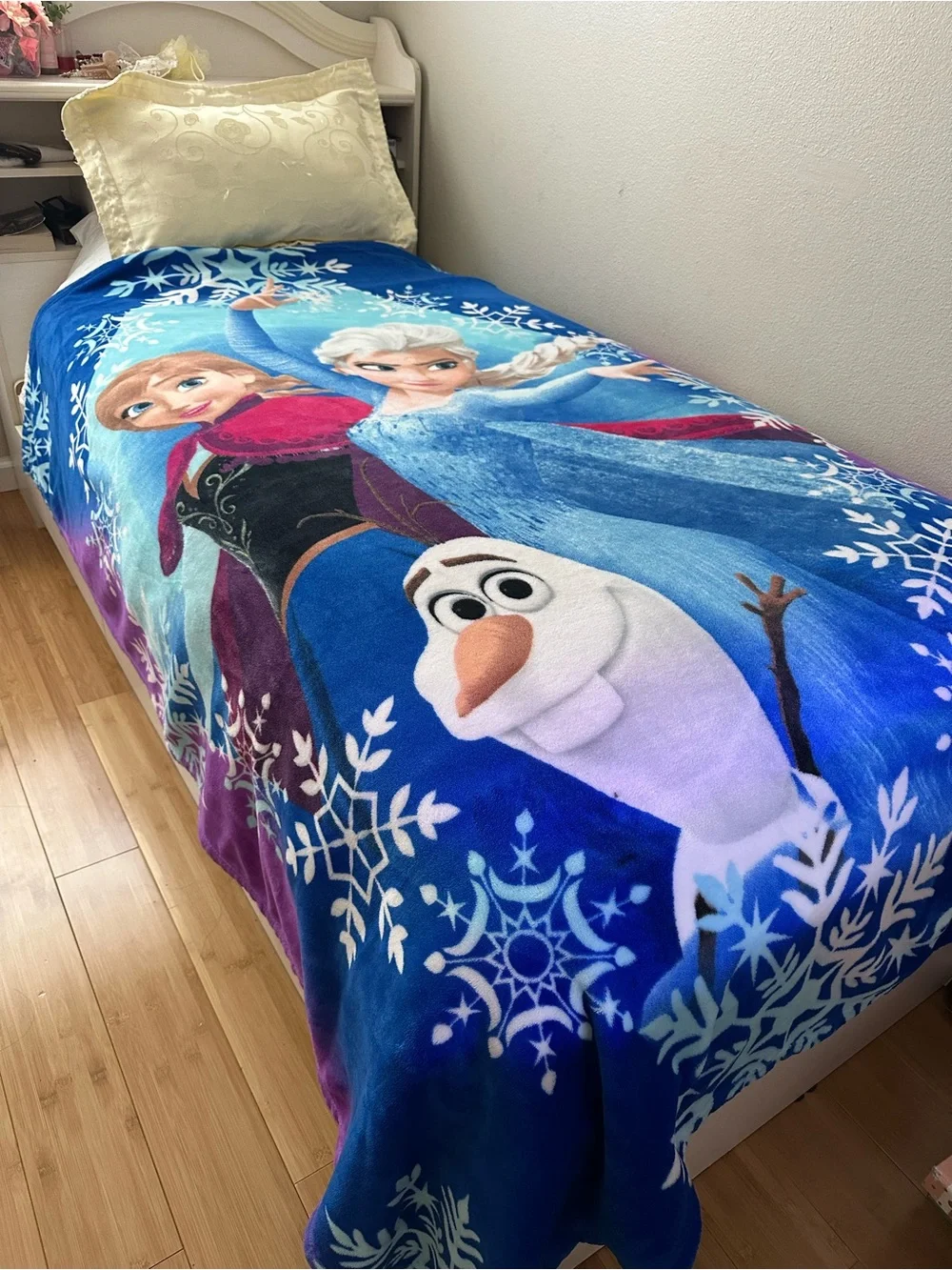 Disney authentic, Frozen Characters Plush Throw Blanket Elsa and Anna with Olaf